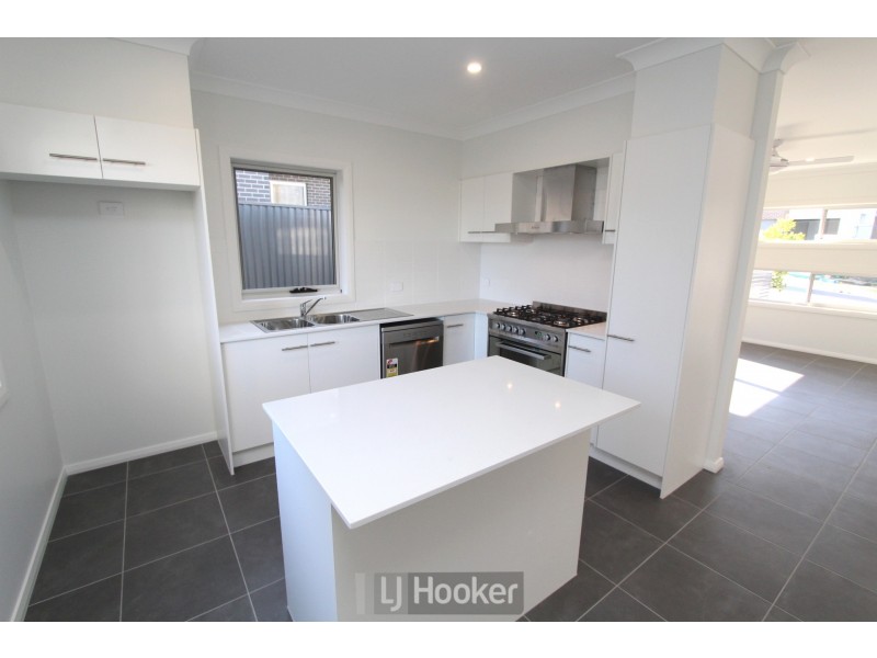 2 Windross Drive, Warners Bay NSW 2282