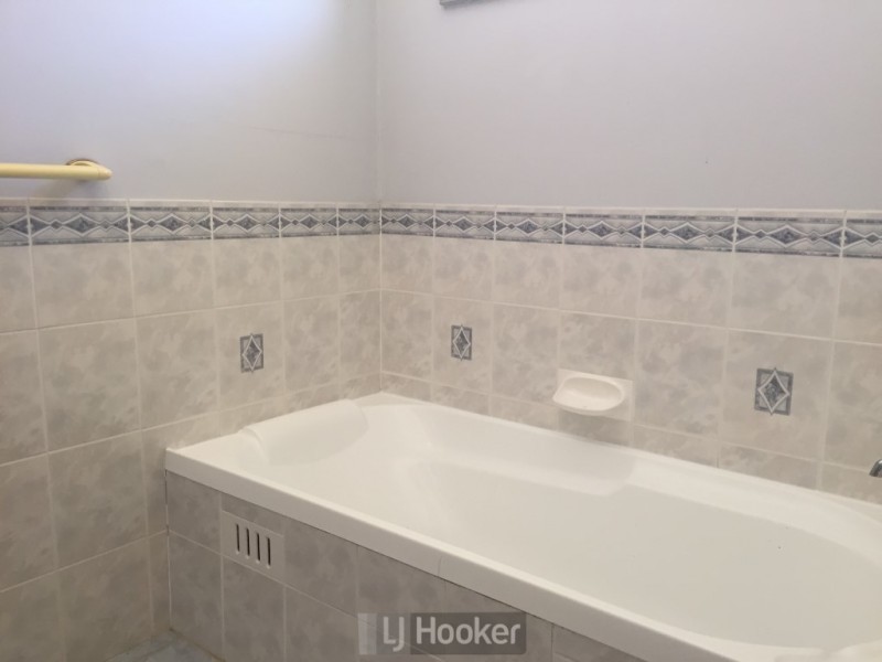 11 Canopus Close, Marmong Point NSW 2284