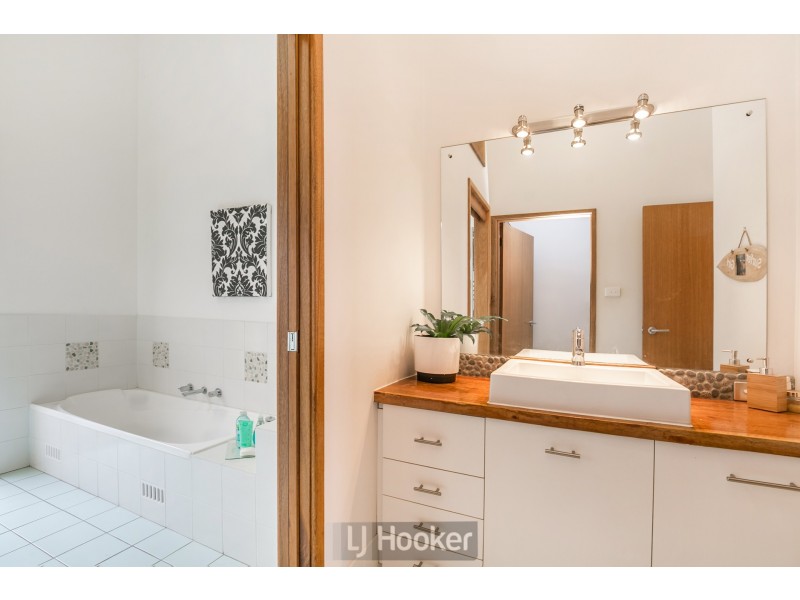 8 Robertson Road, Valentine NSW 2280