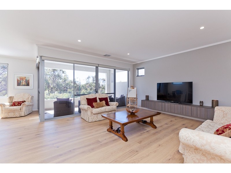 8 Omaroo Terrace, City Beach WA 6015