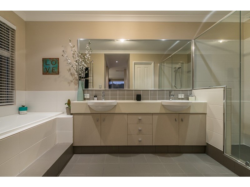 18 Bardeen Pass, Carramar WA 6031