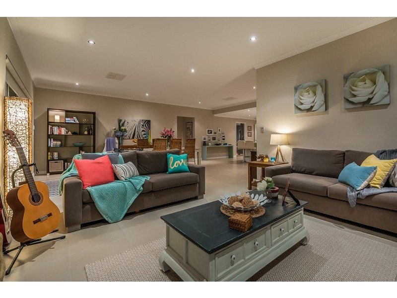 18 Bardeen Pass, Carramar WA 6031