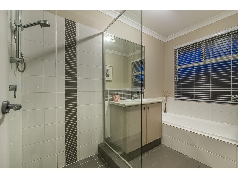 18 Bardeen Pass, Carramar WA 6031