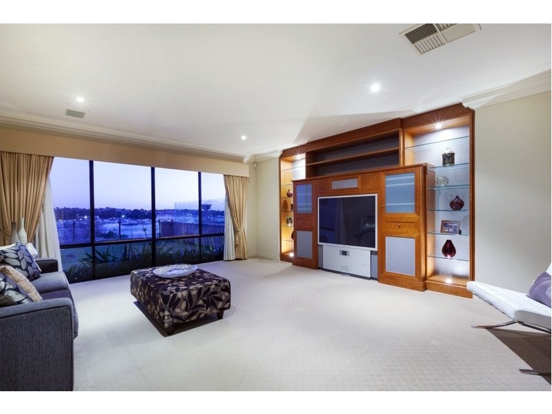 10 Hutchinson Avenue, Mosman Park WA 6012