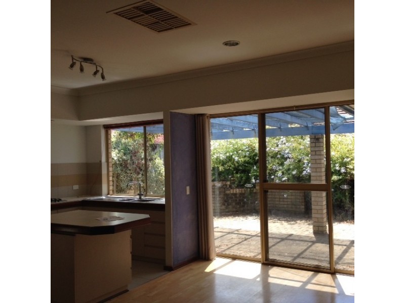 8 Lakeside Street, Mount Pleasant WA 6153