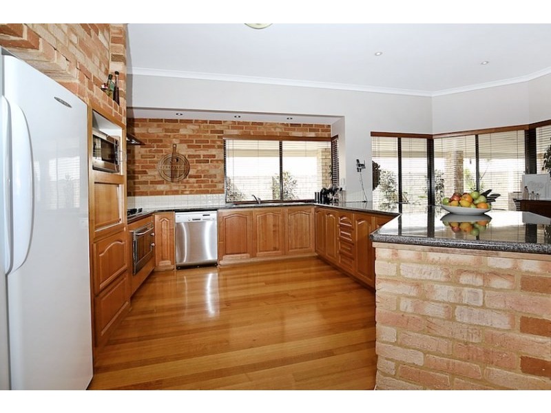 7 Discovery Cove, Halls Head WA 6210