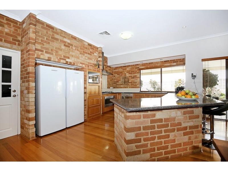 7 Discovery Cove, Halls Head WA 6210