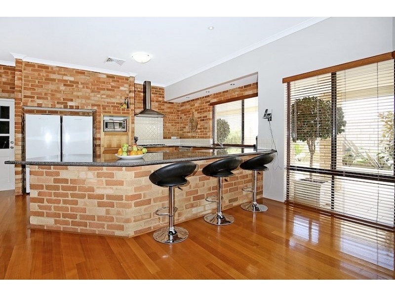 7 Discovery Cove, Halls Head WA 6210