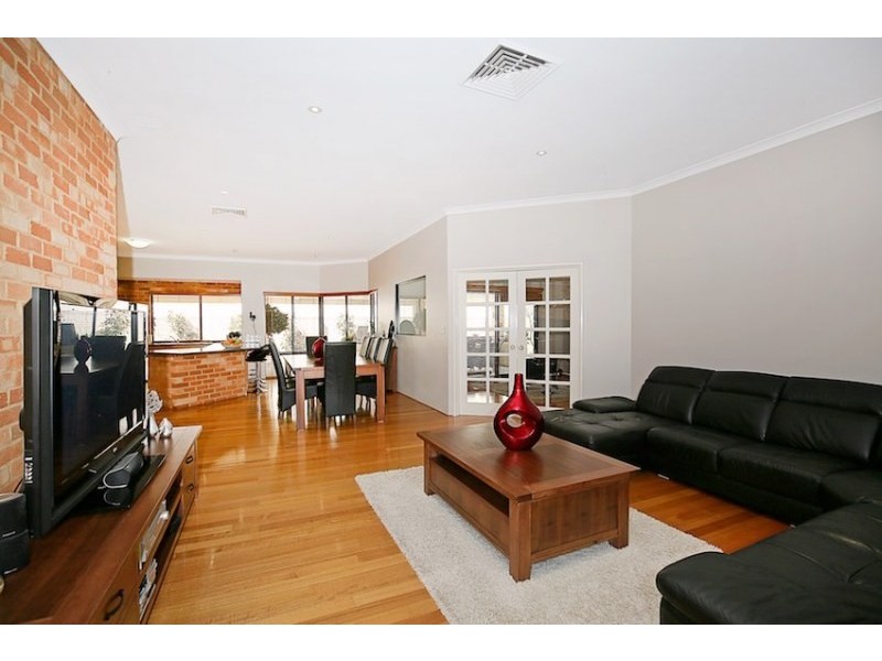 7 Discovery Cove, Halls Head WA 6210