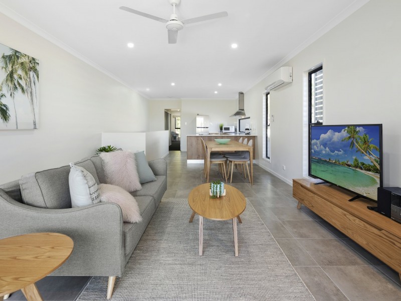 1/21 Altmann Avenue, Cannonvale QLD 4802