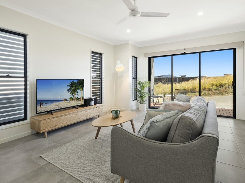 2/25 Altmann Avenue, Cannonvale QLD 4802