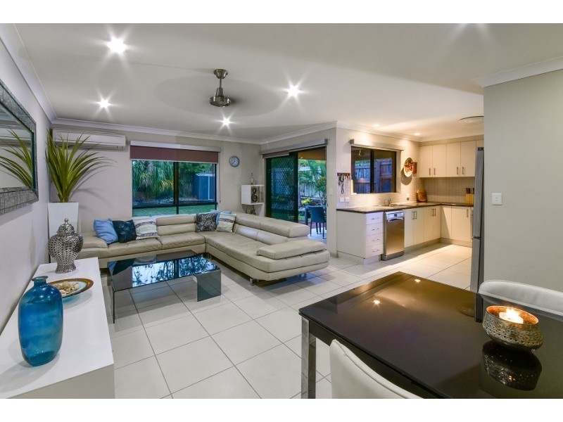 Unit 2/24 Links Drive, Cannonvale QLD 4802