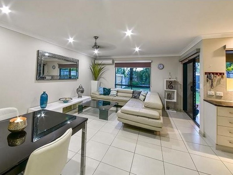 Unit 2/24 Links Drive, Cannonvale QLD 4802