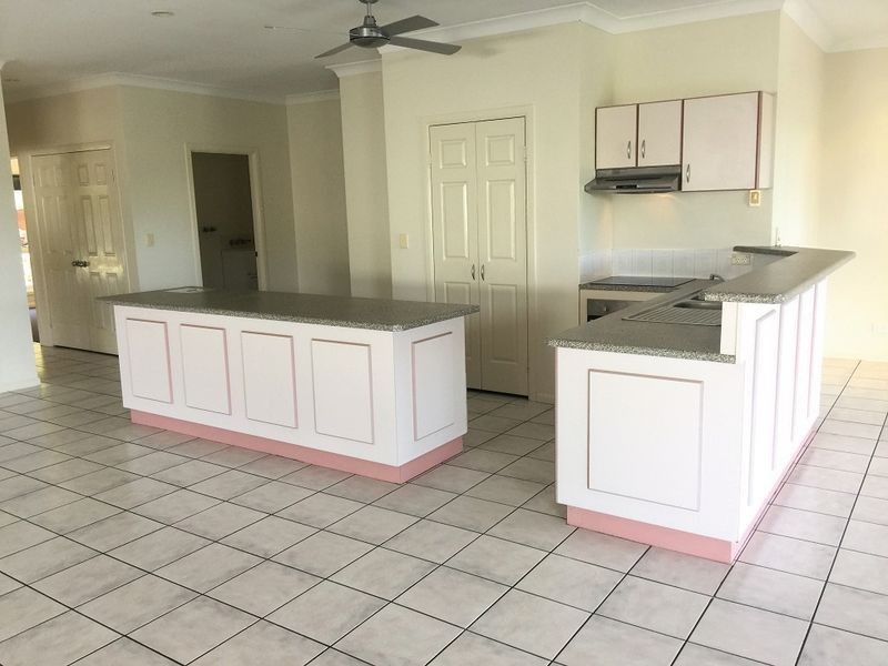 10 Country Road, Cannonvale QLD 4802