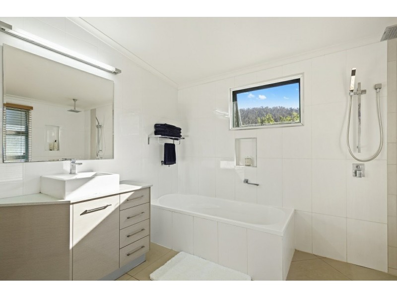 18 Moon Crescent, Sugarloaf QLD 4800