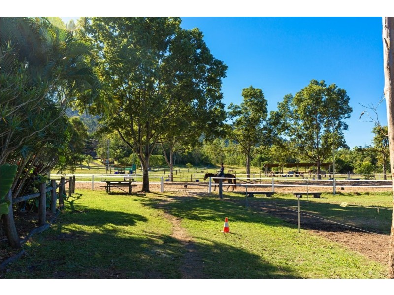 18 Moon Crescent, Sugarloaf QLD 4800