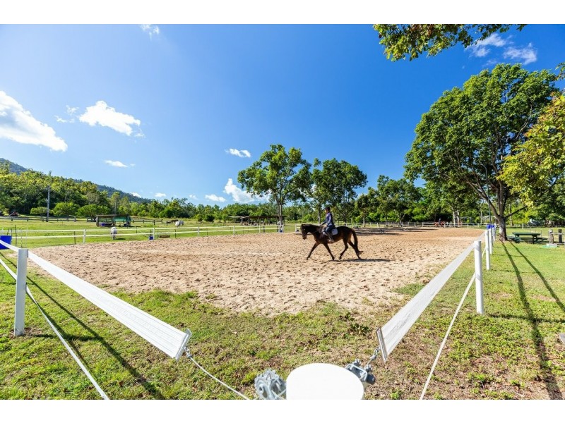 18 Moon Crescent, Sugarloaf QLD 4800