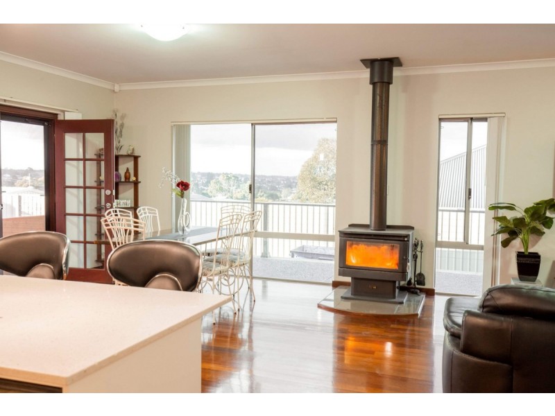 16 Robinia Rise, Collie WA 6225