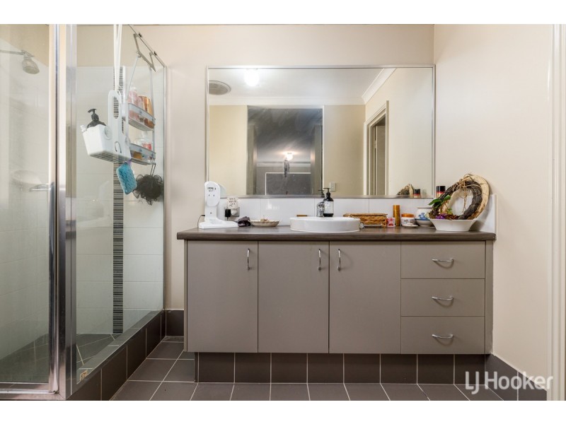 4 Kooyar Bend, Dalyellup WA 6230