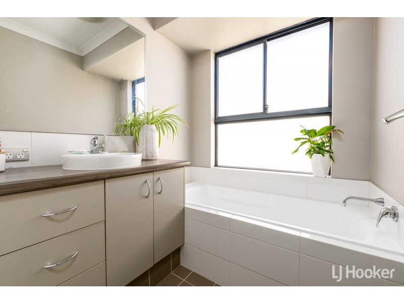 4 Kooyar Bend, Dalyellup WA 6230