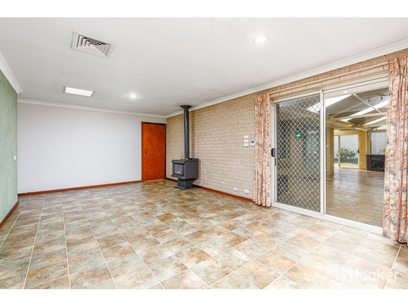 8 Headland Road, Leschenault WA 6233