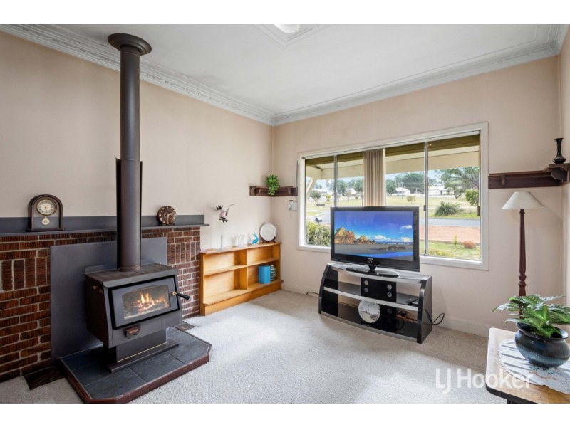 5 Crampton Street, Collie WA 6225
