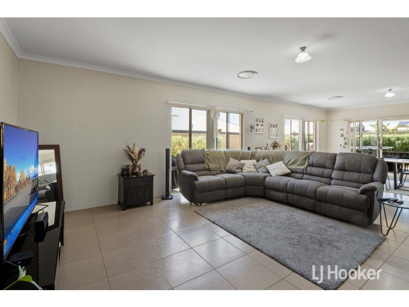 71 Hazelgrove Crescent, Millbridge WA 6232