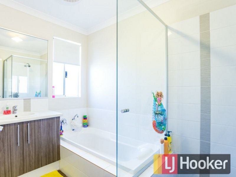 22 Hazelgrove Crescent, Millbridge WA 6232