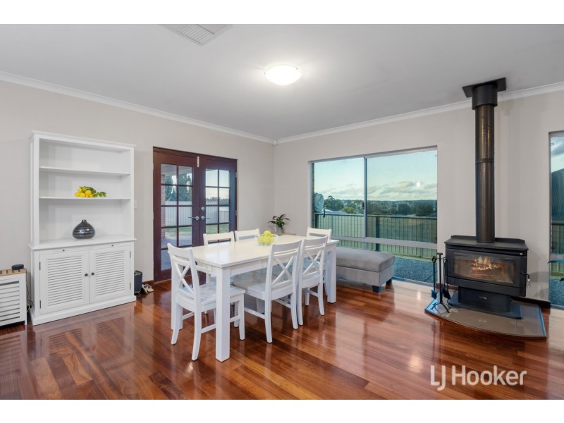 16 Robinia Rise, Collie WA 6225