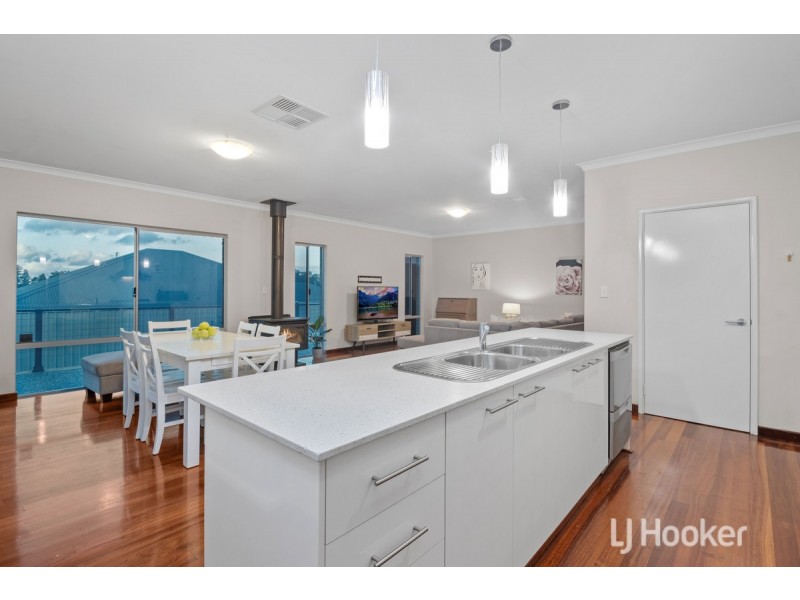16 Robinia Rise, Collie WA 6225