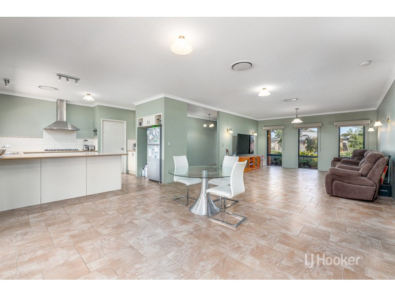 8 Clarence Crescent, Millbridge WA 6232