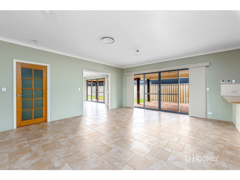 8 Clarence Crescent, Millbridge WA 6232