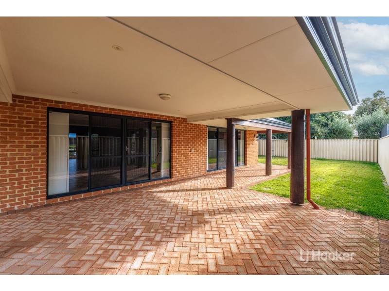 8 Clarence Crescent, Millbridge WA 6232