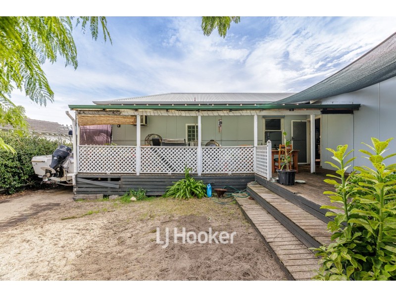 11 Moolyeen Road, Carey Park WA 6230