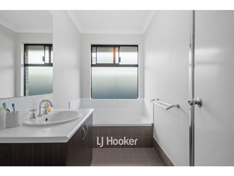 16 Merton Avenue, College Grove WA 6230