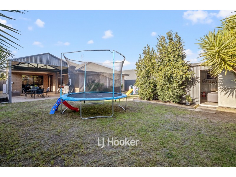 16 Merton Avenue, College Grove WA 6230