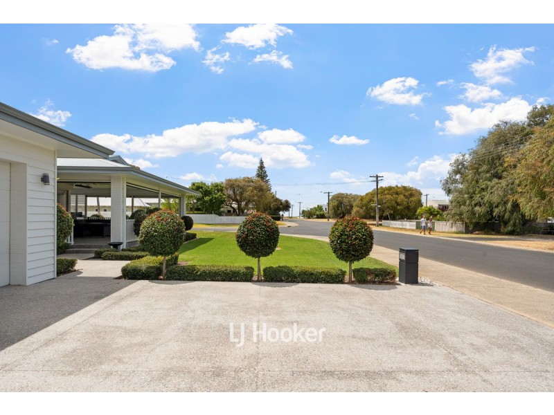 8 Earnshaw Road, West Busselton WA 6280