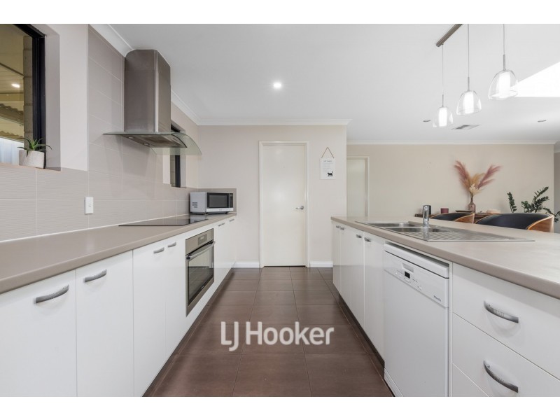 10 Peninsula Lakes Drive, Eaton WA 6232