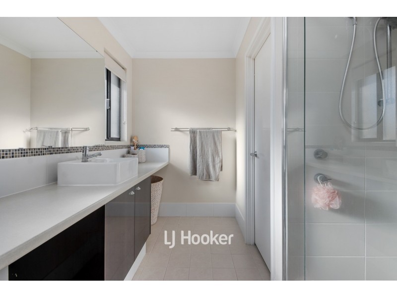 10 Peninsula Lakes Drive, Eaton WA 6232