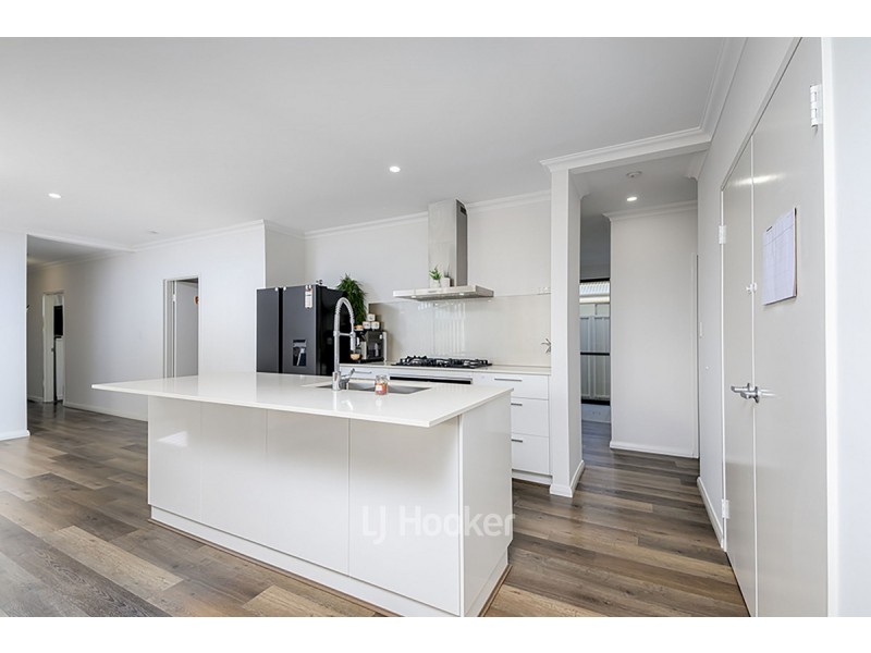 8 Kenworthy Approach, Australind WA 6233