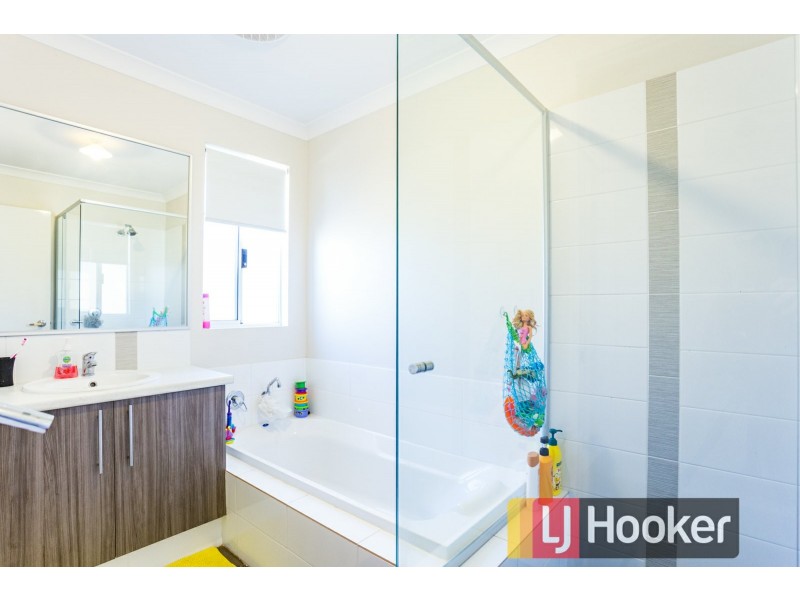 22 Hazelgrove Crescent, Millbridge WA 6232