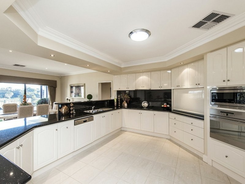 14 Gleneagles Way, Pelican Point WA 6230