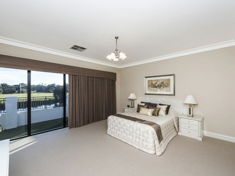 14 Gleneagles Way, Pelican Point WA 6230