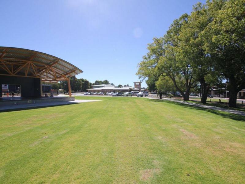 2 Cunningham Crescent, Collie WA 6225