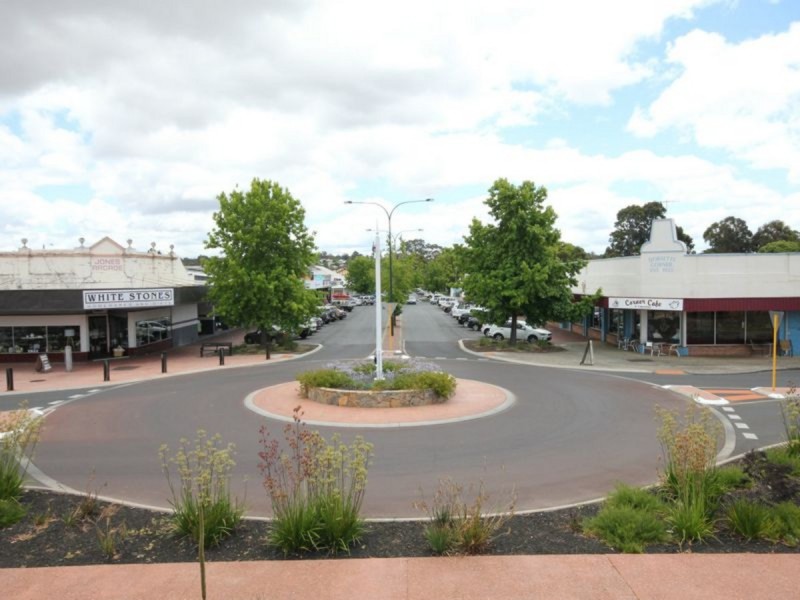 2 Cunningham Crescent, Collie WA 6225