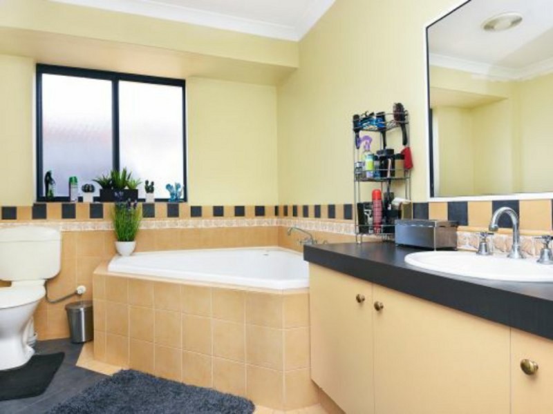 24 Barton Drive, Australind WA 6233