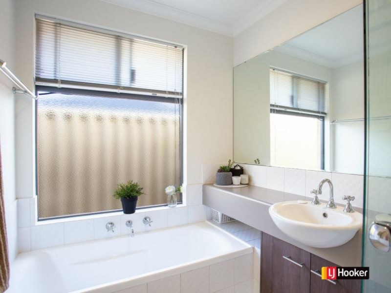 14 Greenough Place, Millbridge WA 6232