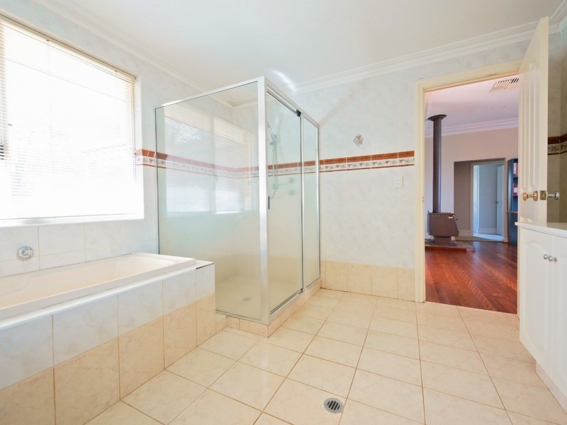 10 Shenton Close, Leschenault WA 6233