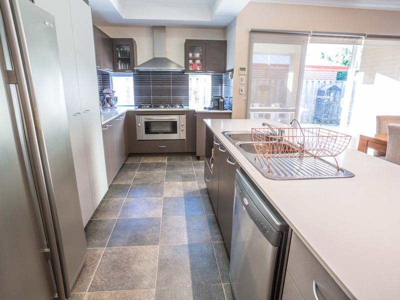 8 Ambrose Green, Pelican Point WA 6230