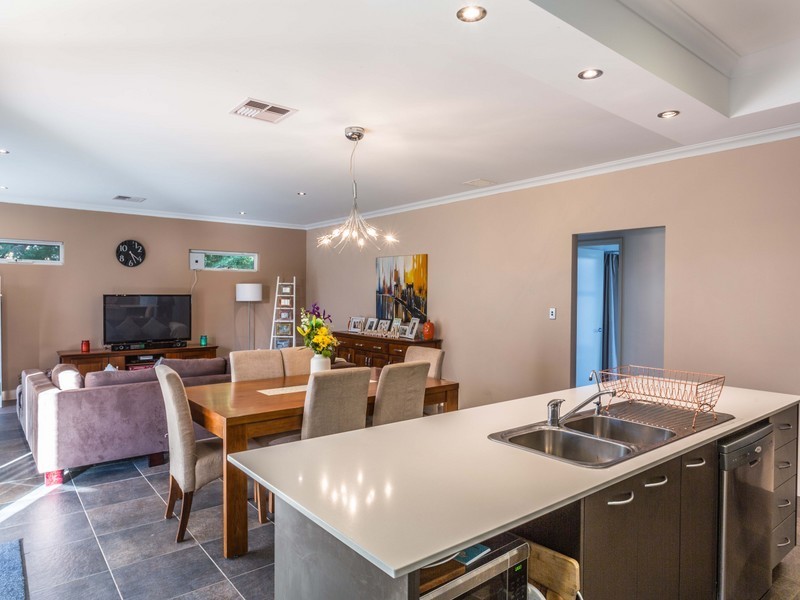 8 Ambrose Green, Pelican Point WA 6230